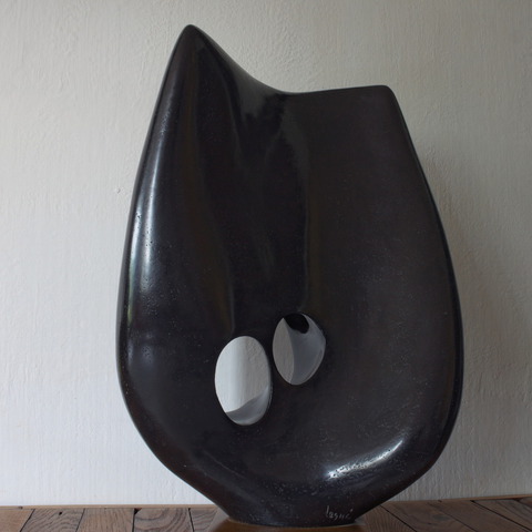 Passeur bicorne, profil, faïence patinée à la gomme laque, 2013,  h: 54 L: 39 l: 20