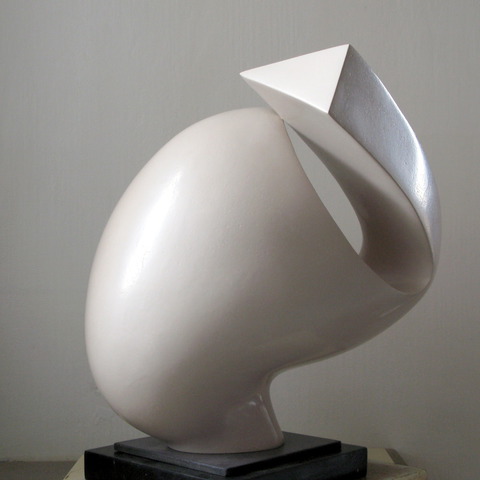Lyre blanche, faïence patinée à la gomme laque, 2009,  h: 48 L: 42 l: 38